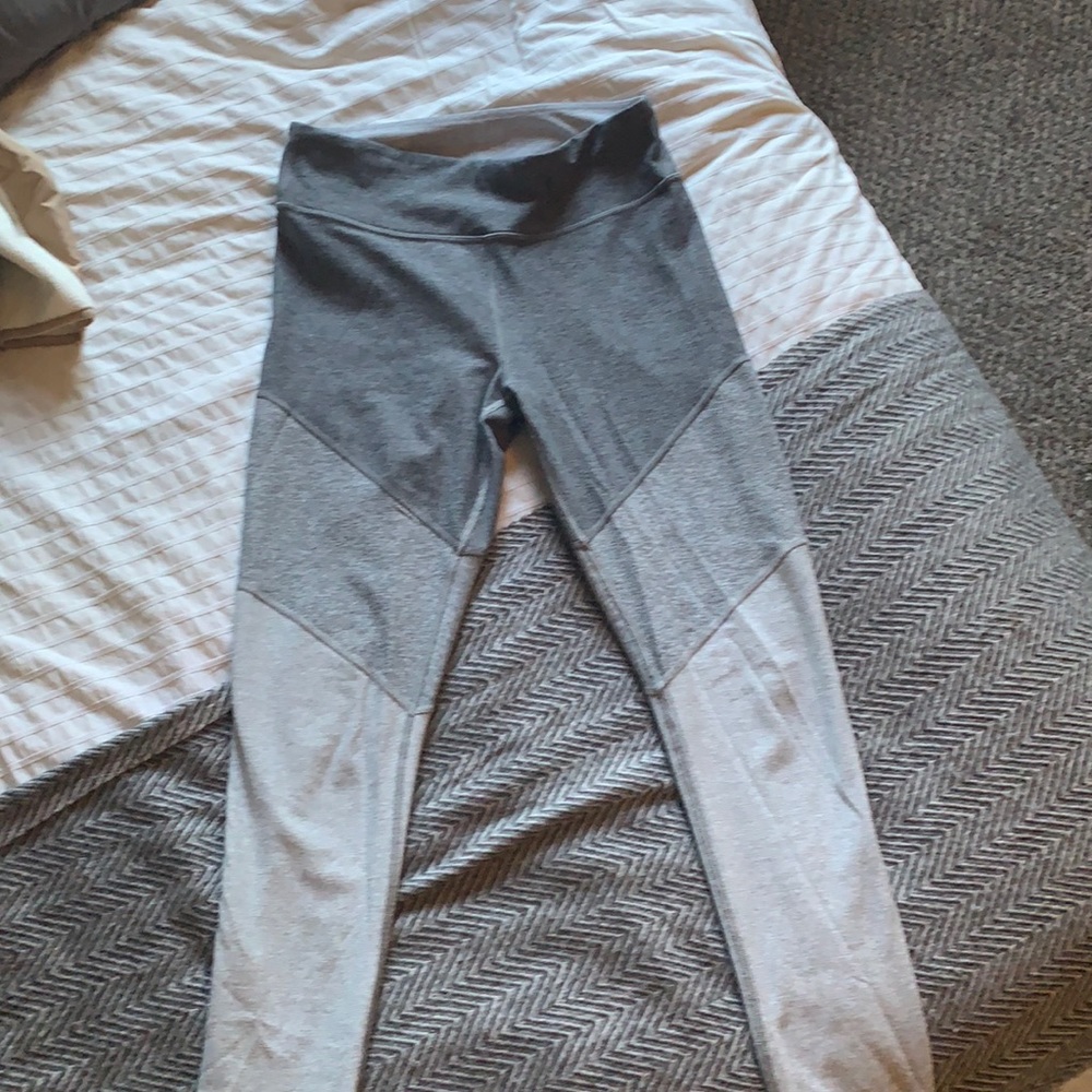 Outdoor Voices Springs 7/8 leggings. Color:graphite/ash/dove